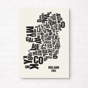 Typografische Landkarte von IRLAND aus den Namen der Grafschaften – handgedruckter Siebdruck der Serie Buchstabenorte