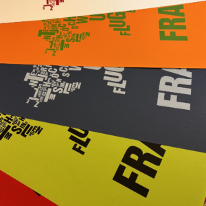 Detailansicht von verschiedenen Siebdrucken in diversen Farben vom Buchstabenort Frankfurt